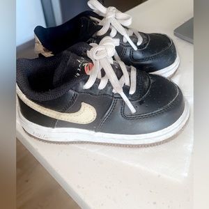 Nike Air Force 1 Pomegranate Plant Black/Khaki Fig 3. 7C